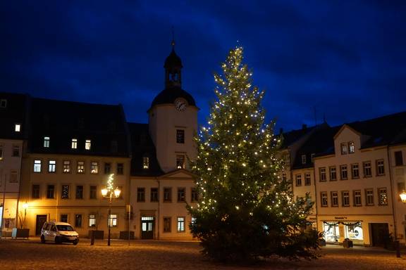 Weihnachtsbaum erstrahlt auf dem Glauchauer Marktplatz