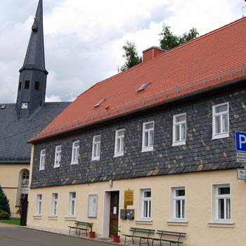 Ortschaftsverwaltung und Kirche Wernsdorf